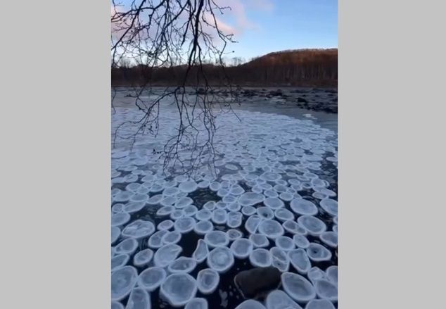 Необычные природное явление «ледяные блины» сняли на видео в России