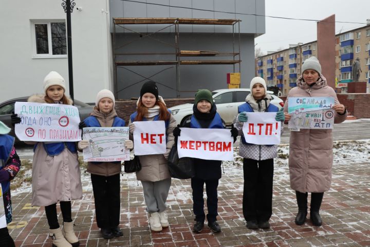 Они могли бы жить: акция памяти жертв ДТП прошла в Менделеевске