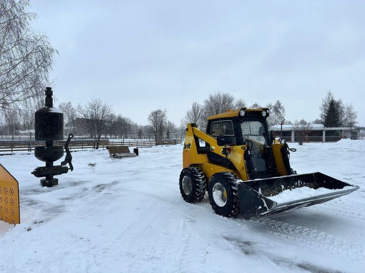 В Менделеевске ведутся работы по уборке снега