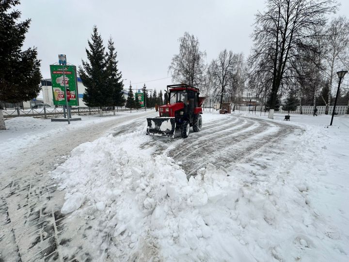 В Менделеевске ведутся работы по уборке снега