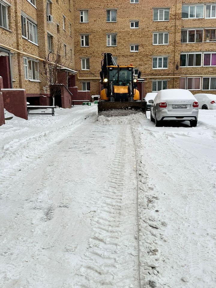 В Менделеевске ведутся работы по уборке снега