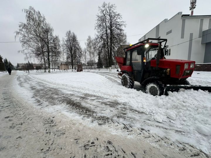 В Менделеевске ведутся работы по уборке снега