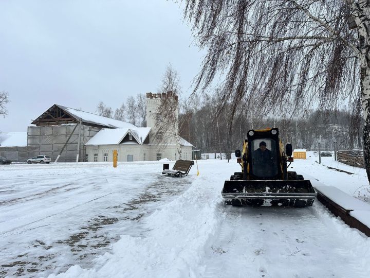 В Менделеевске ведутся работы по уборке снега