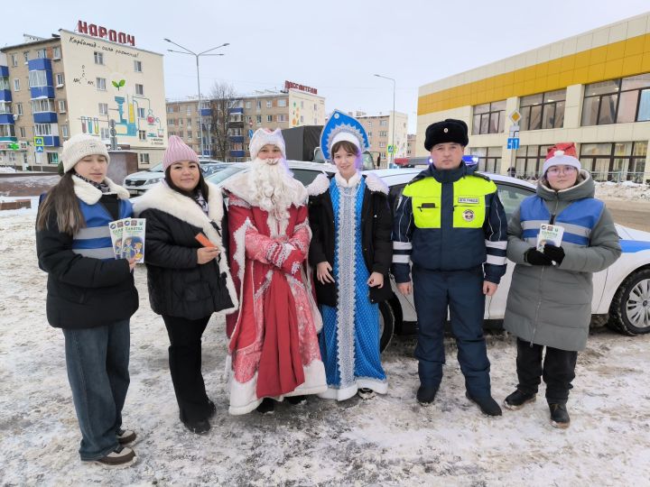 Акция «Полицейский Дед Мороз»: безопасность на дорогах в Менделеевске