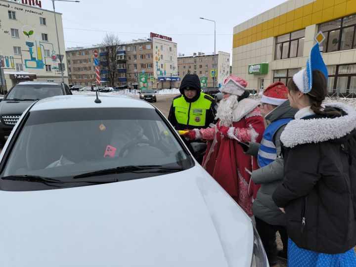 Акция «Полицейский Дед Мороз»: безопасность на дорогах в Менделеевске