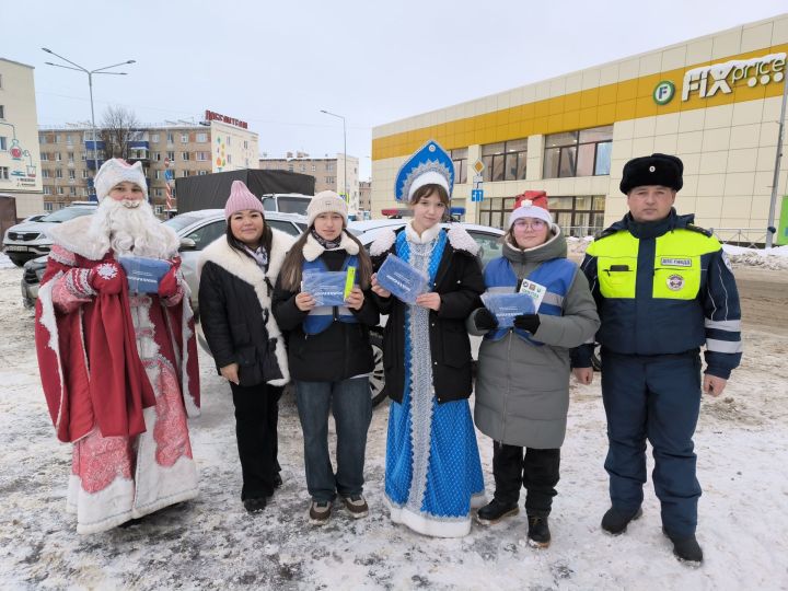 Акция «Полицейский Дед Мороз»: безопасность на дорогах в Менделеевске