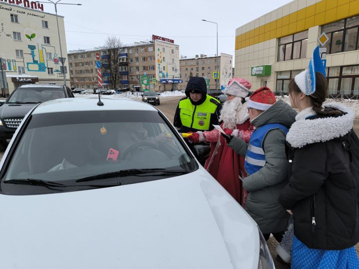 Акция «Полицейский Дед Мороз»: безопасность на дорогах в Менделеевске