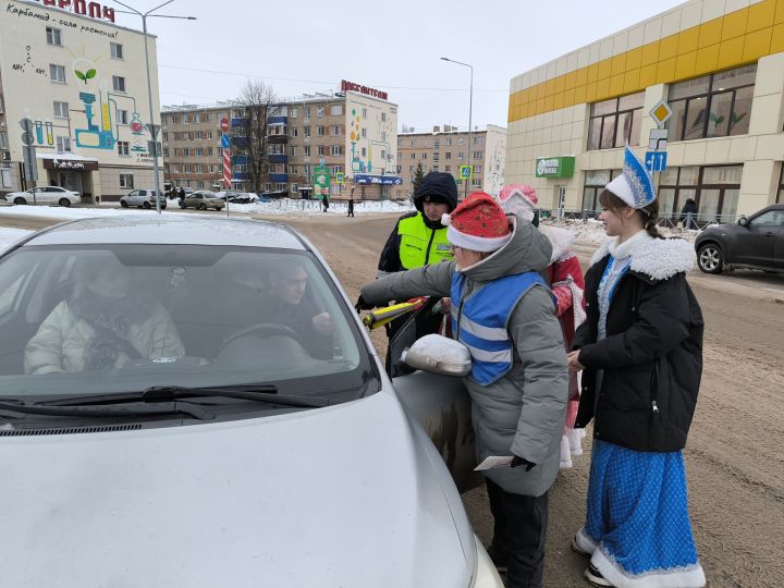 Акция «Полицейский Дед Мороз»: безопасность на дорогах в Менделеевске