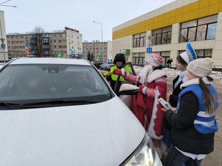 Акция «Полицейский Дед Мороз»: безопасность на дорогах в Менделеевске