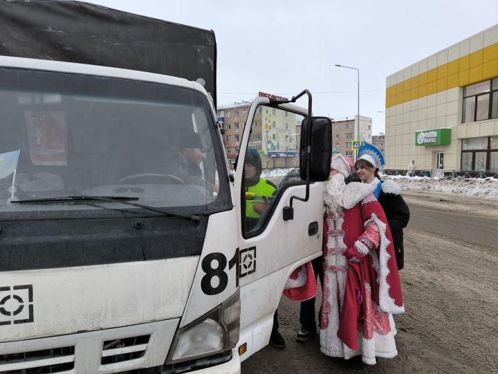 Акция «Полицейский Дед Мороз»: безопасность на дорогах в Менделеевске