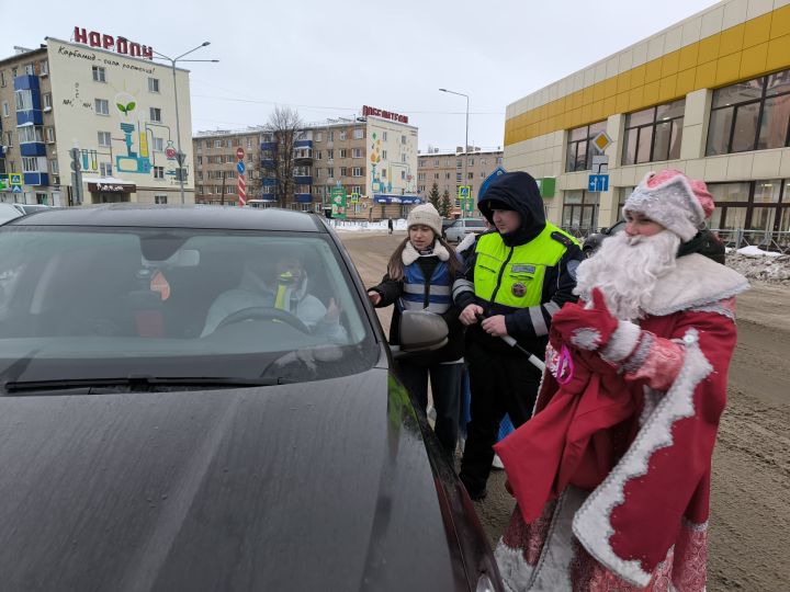 Акция «Полицейский Дед Мороз»: безопасность на дорогах в Менделеевске