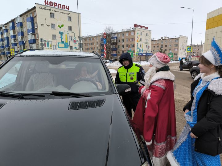 Акция «Полицейский Дед Мороз»: безопасность на дорогах в Менделеевске