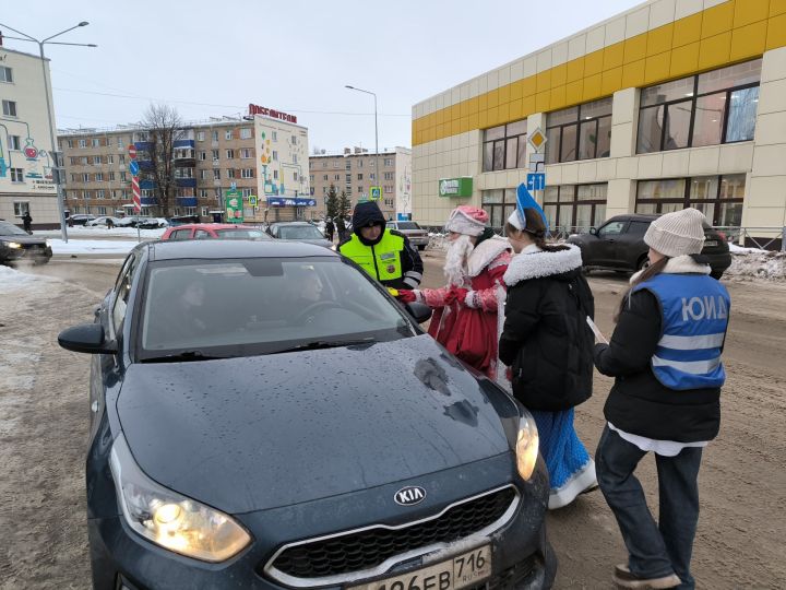 Акция «Полицейский Дед Мороз»: безопасность на дорогах в Менделеевске