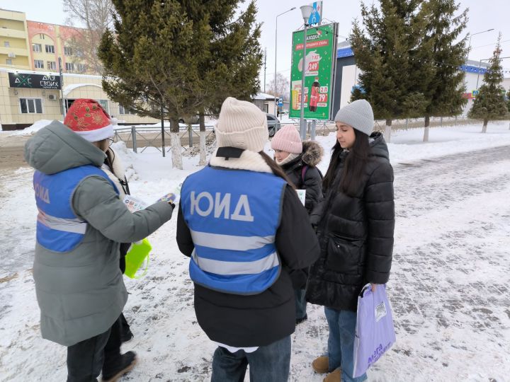 Акция «Полицейский Дед Мороз»: безопасность на дорогах в Менделеевске