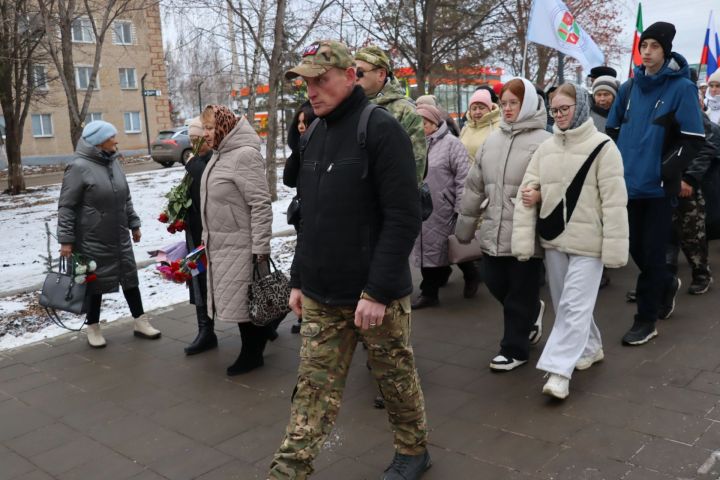 В Менделеевске открыли аллею Славы в честь бойцов СВО