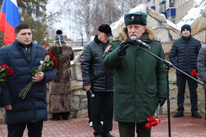 В Менделеевске открыли аллею Славы в честь бойцов СВО