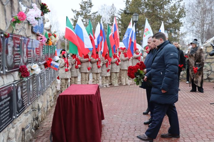 В Менделеевске открыли аллею Славы в честь бойцов СВО