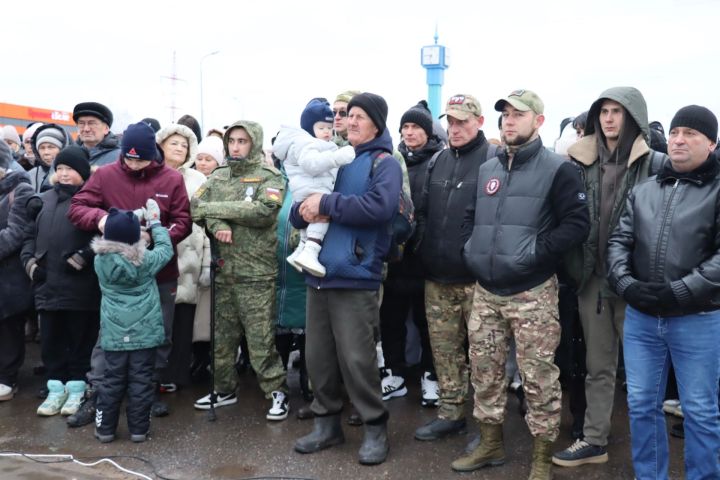 В Менделеевске открыли аллею Славы в честь бойцов СВО