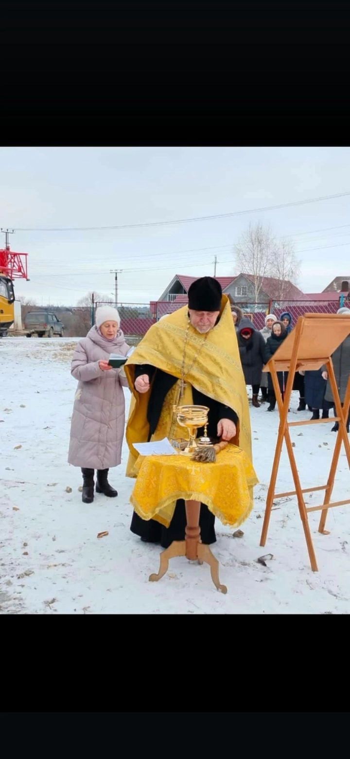 Состоялось поднятие купола и креста на колокольню храма в Тихоново