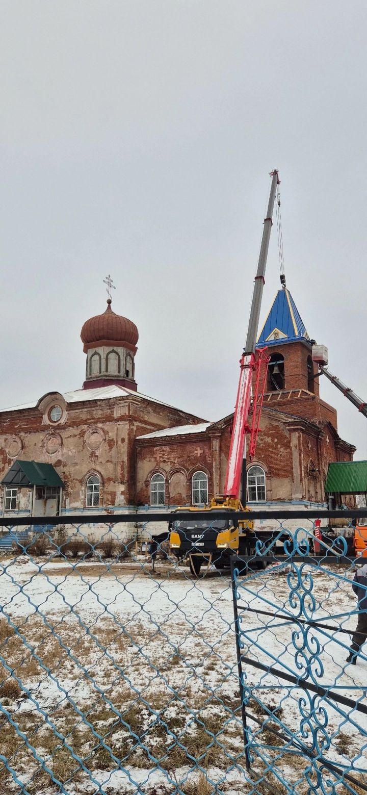 Состоялось поднятие купола и креста на колокольню храма в Тихоново