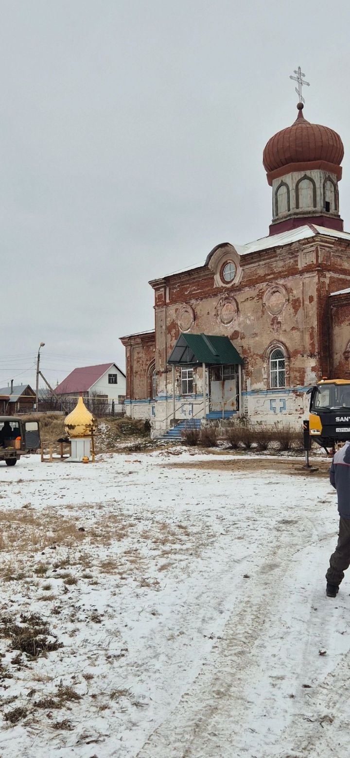 Состоялось поднятие купола и креста на колокольню храма в Тихоново