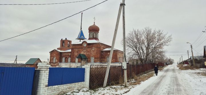 Состоялось поднятие купола и креста на колокольню храма в Тихоново