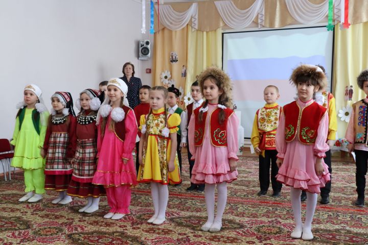 В детском саду «Алёнушка» отметили День родного языка праздником