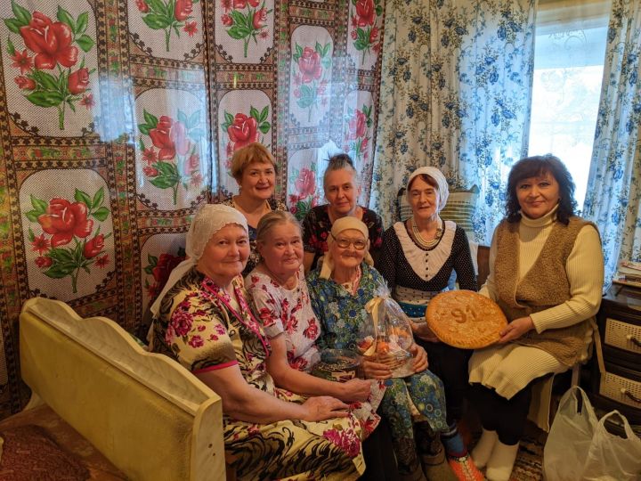 Менделеевскийда 12 бала һәм 56 онык һәм оныкчык әбисе 91 яшен билгеләде