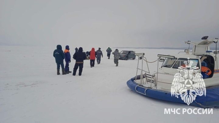 Опасный лёд: в Татарстане спасли двоих мужчин