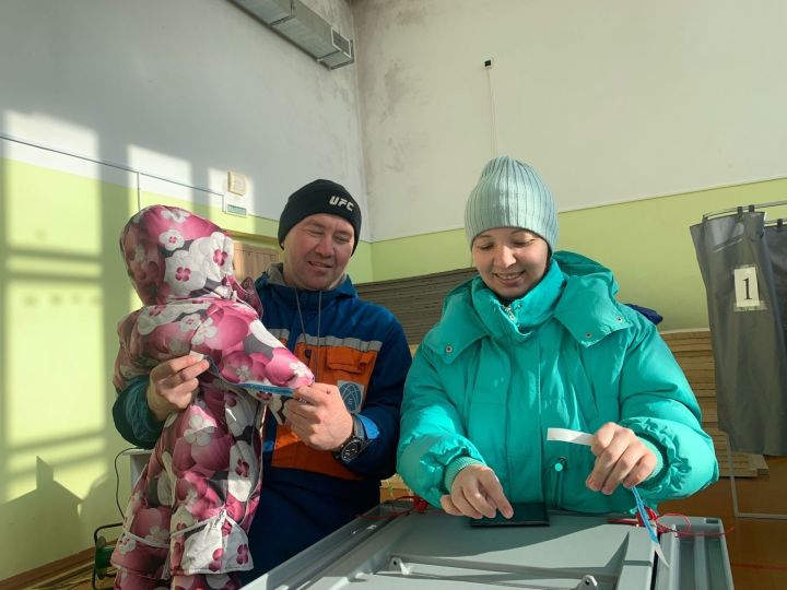 Маленькая менделеевчанка Марьям Нуриева впервые пришла на выборы