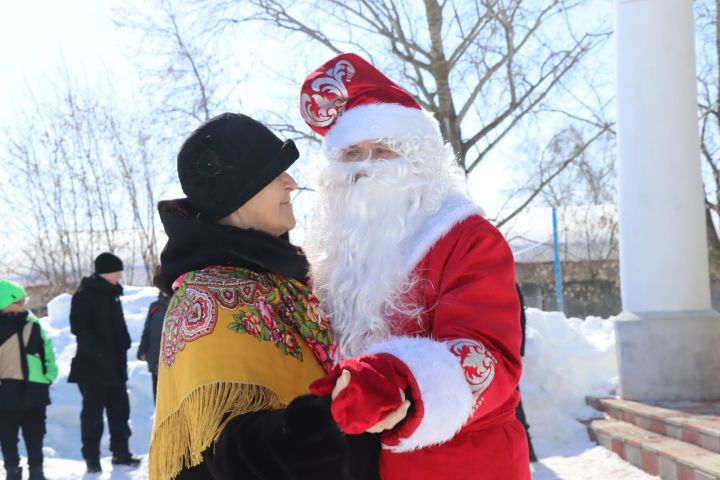 В Бизяках во второй день выборов встретили весну