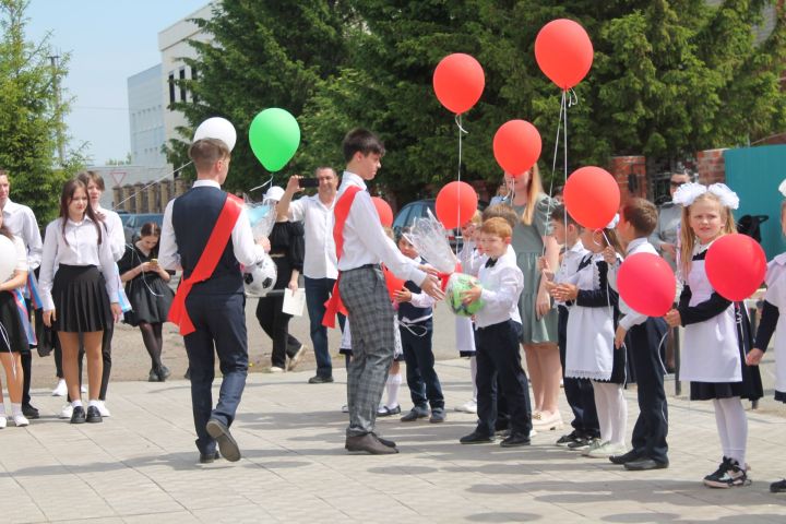 В Татарстане определены даты последних звонков и выпускных