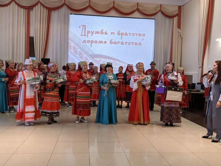 Фольклорные ансамбли ДК имени Сергея Гассара выступили с отчётным концертом