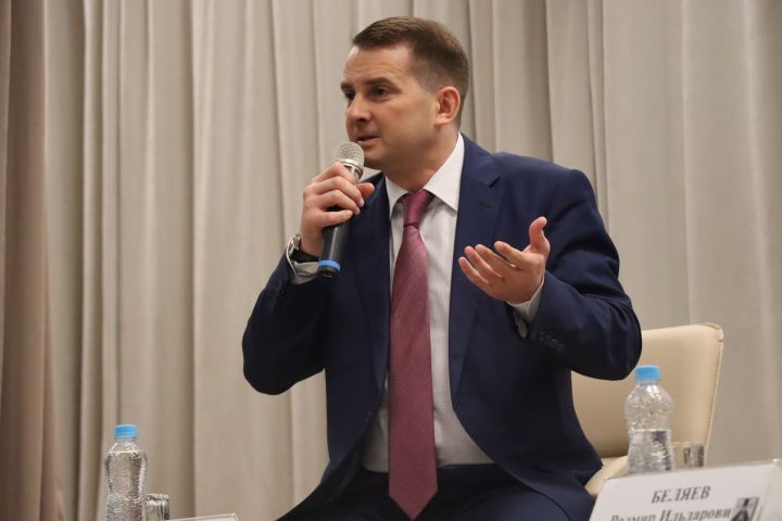 «Будьте активными, спорьте, выступайте и имейте своё мнение!»: Ярослав Нилов обратился к юным менделеевцам