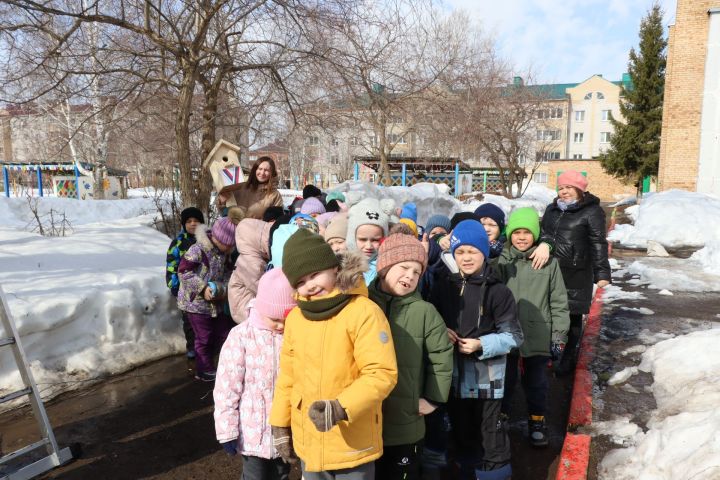 В Менделеевском детском саду «Крепыш» встретили птиц, повесив новые скворечники