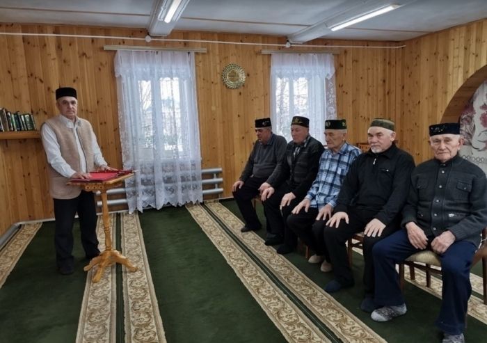 Аксакалы Бизякинской мечети читают молитвы в память сельчан, сложивших головы в боях