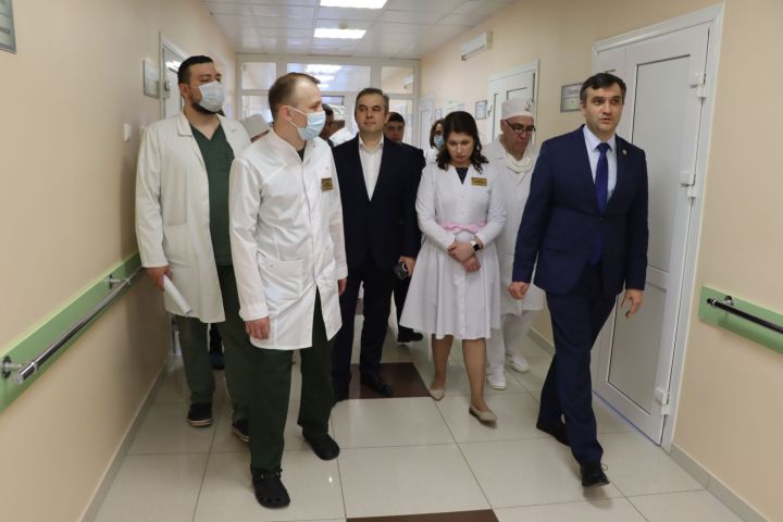Необходимое заменим, где нужно поддержим: Марсель Миннуллин посетил Менделеевское ЦРБ