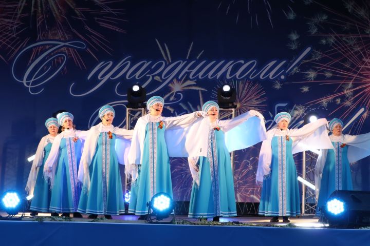 Творческие коллективы и солисты Менделеевска представили праздничный концерт в честь Дня Победы