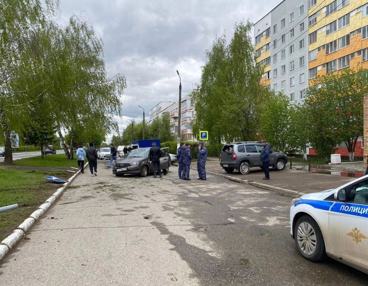 В Менделеевске водитель на «Ладе» опрокинул машину на крышу