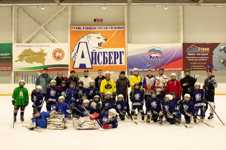 В Менделеевске прошел товарищеский матч по хоккею между спортсменами и их папами