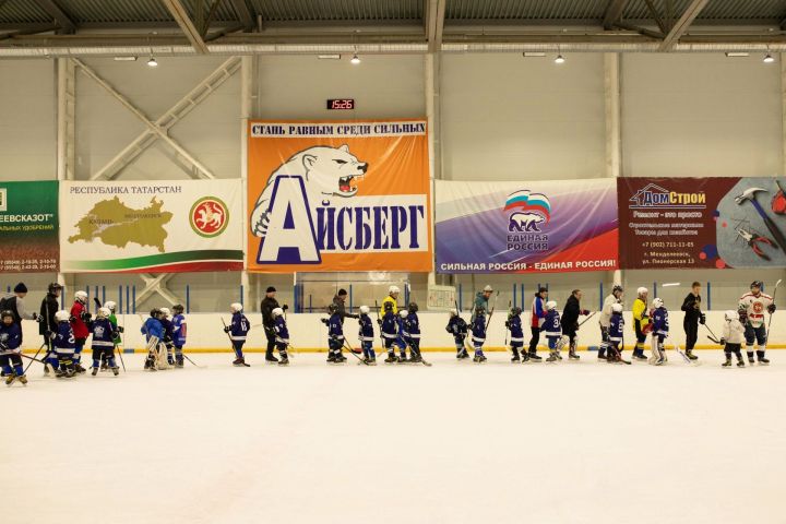 В Менделеевске прошел товарищеский матч по хоккею между спортсменами и их папами