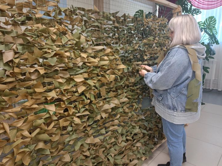 Жители Менделеевского района всё активнее включаются в процесс изготовления маскировочных сетей