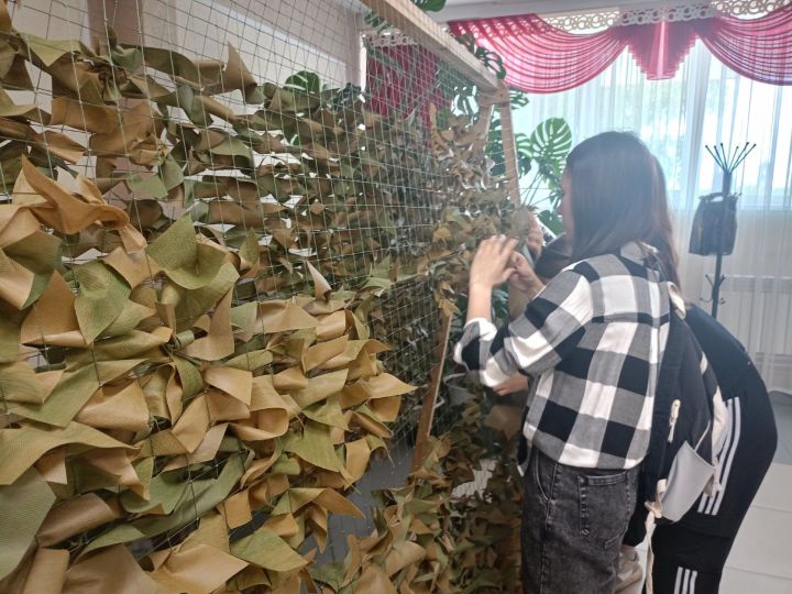 Жители Менделеевского района всё активнее включаются в процесс изготовления маскировочных сетей