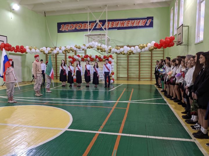 С гимназией Менделеевска простились выпускники 9 и 11 классов