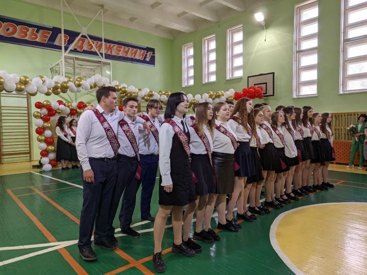 С гимназией Менделеевска простились выпускники 9 и 11 классов