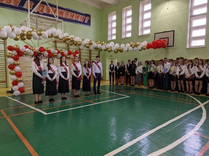 С гимназией Менделеевска простились выпускники 9 и 11 классов