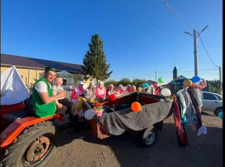 В селе Тураево прошло праздничное шествие сбора подарков к «Сабантую»
