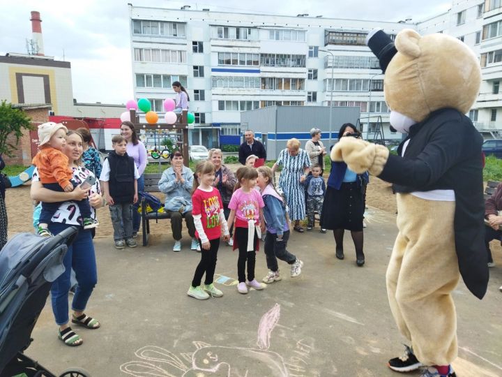 Жители ТОС «Химик» весело отметили Международный день соседей и  Международный день защиты детей
