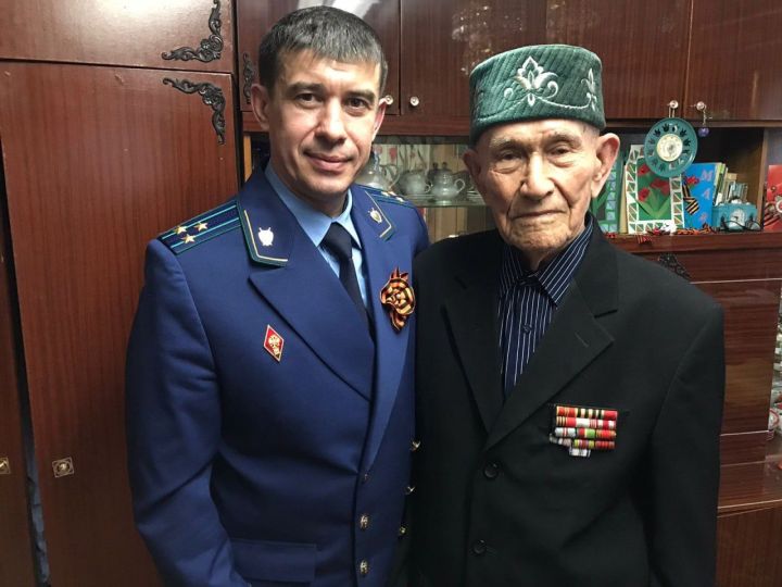 Прокурор Менделеевского района навестил ветерана Великой Отечественной войны