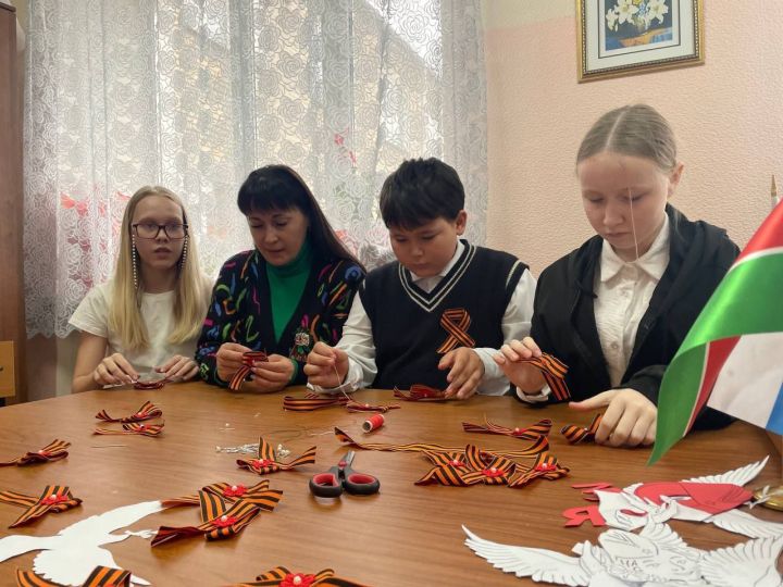 Активисты «Движения Первых» провели мастер-класс по изготовлению георгиевских лент